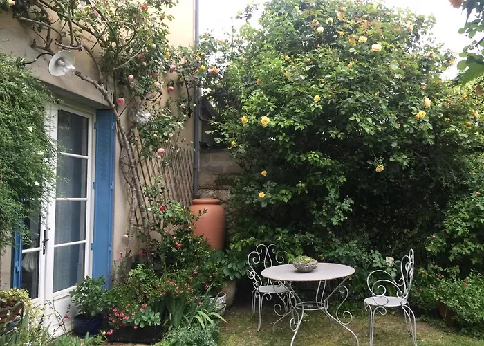 2 Descartes Bed & Breakfast